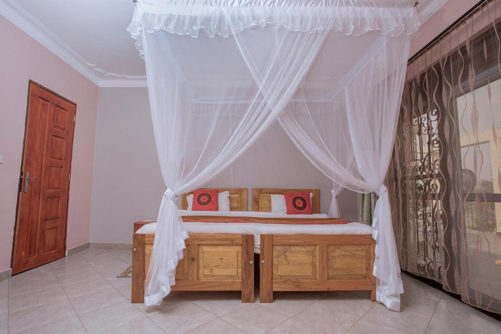 Silver Oaks Hotel Boma Fort Portal المظهر الخارجي الصورة