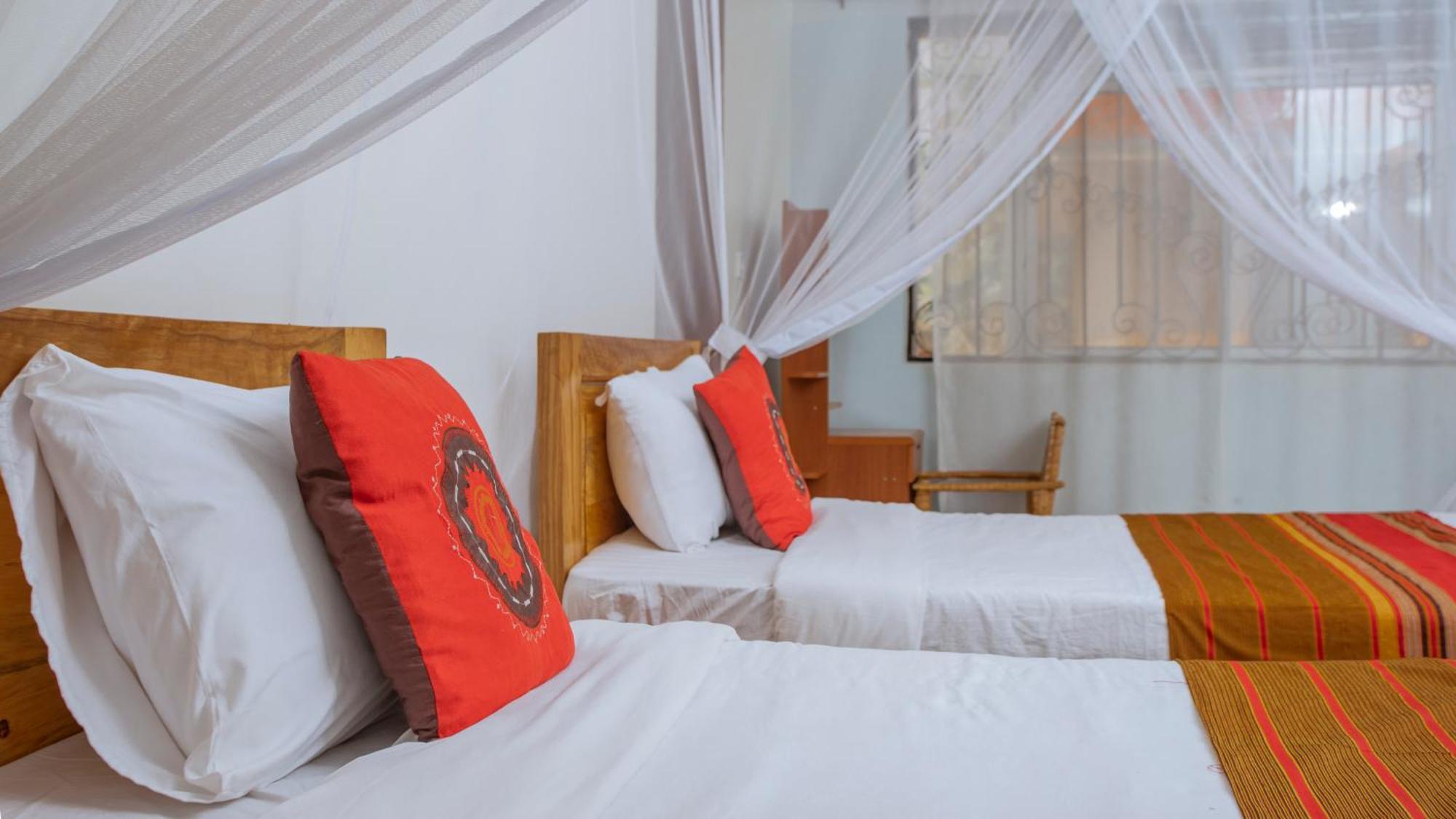 Silver Oaks Hotel Boma Fort Portal المظهر الخارجي الصورة