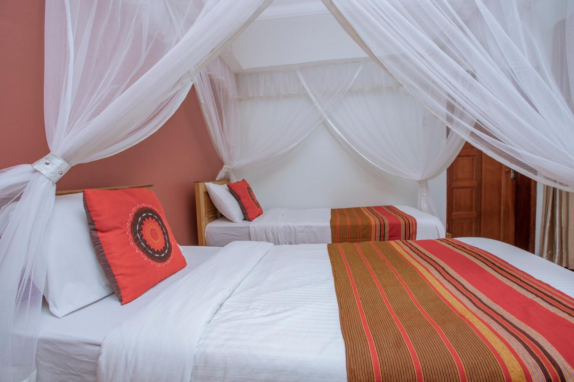 Silver Oaks Hotel Boma Fort Portal المظهر الخارجي الصورة